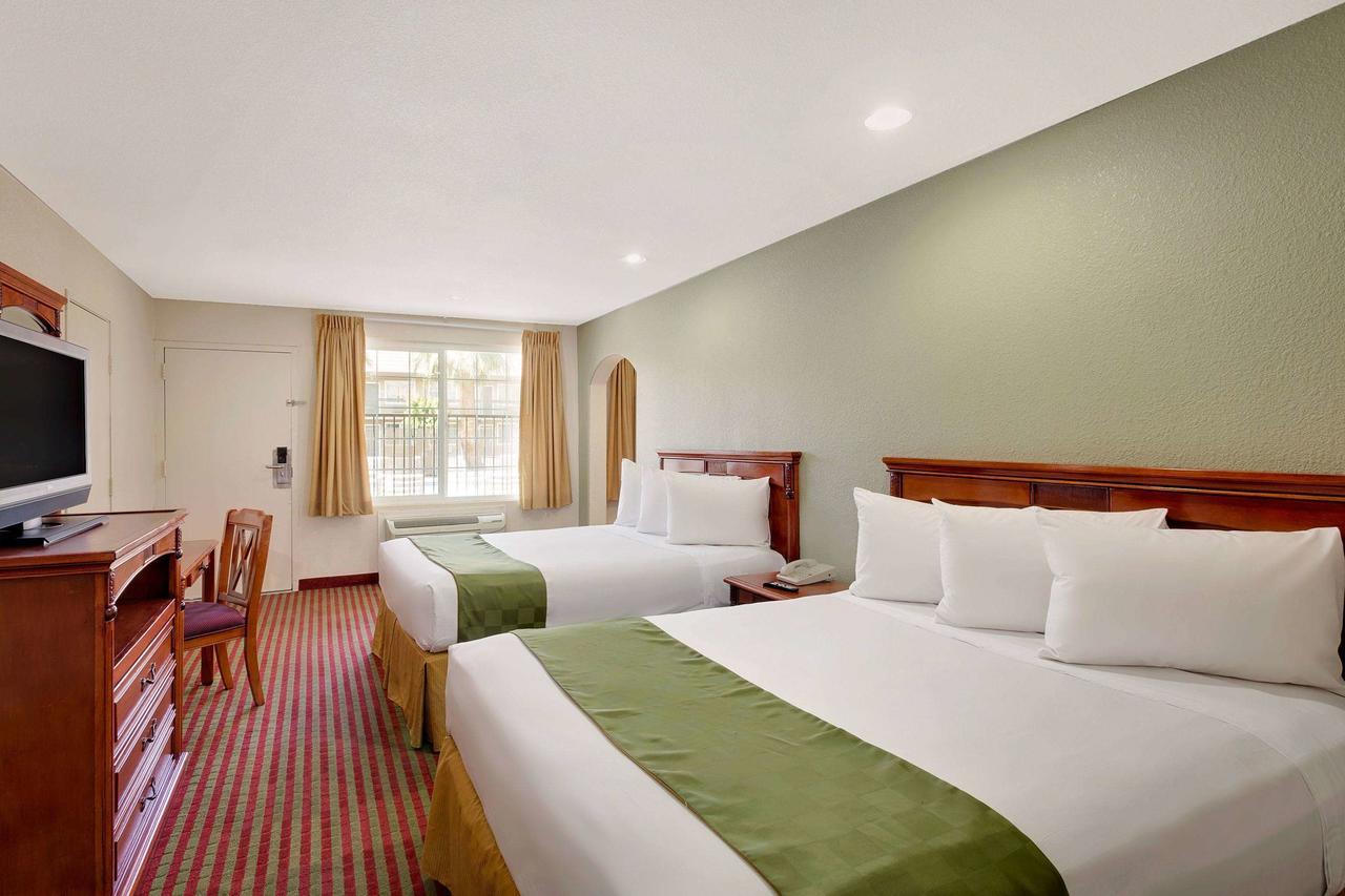 Travelodge By Wyndham ال سنترو المظهر الخارجي الصورة